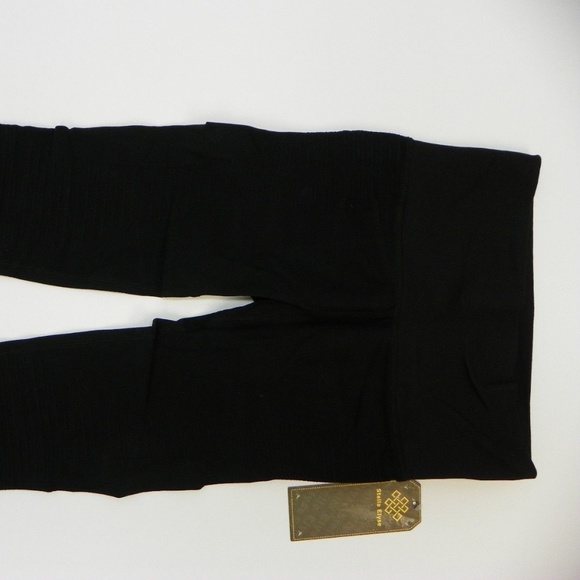 Fitness Performance Compression Capri Leggings - Picture 2 of 5